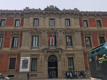 La bandera de la UE vuelve a ondear en la fachada del Parlamento de Nafarroa.