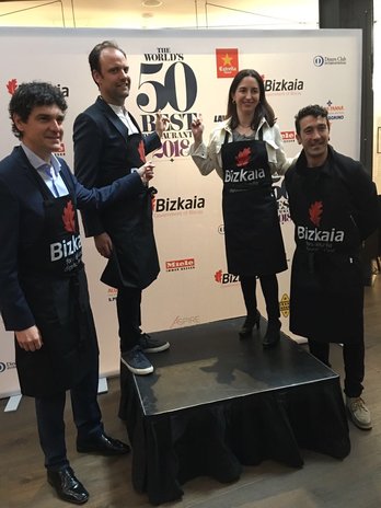 Unai Rementeria con los concineros Brett Graham, Elena Arzak y Eneko Atxa. (vía twitter @bizkaia) 
