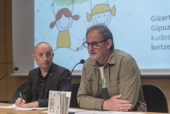 Joseba Belaustegi y Joxe Mari Izeta han dado a conocer las nuevas iniciativas que impulsará GuraSOS. (Andoni CANELLADA/ARGAZKI PRESS=