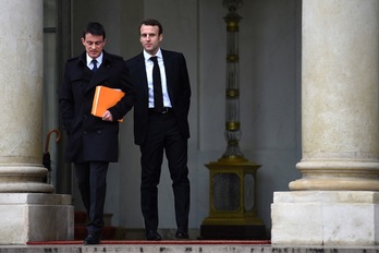 Manuel Valls y Emmanuel Macron en el Elíseo, cuando eran primer ministro y titular de Economía, respectivamente. (Martin BUREAU/AFP)