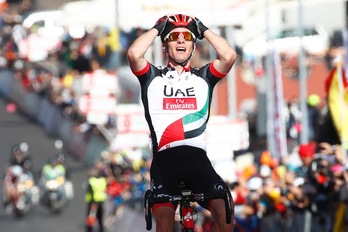 Jan Polanc garaipena ospatzen Etnako helmugan. (Luk BENIES/AFP)