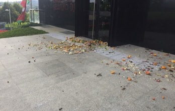 Zaborra bota zuten Ernaiko kideek EAJren GBBren egoitzaren aurrean. (EAJ-PNV)