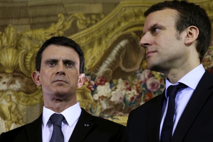 Manuel Valls eta Emmanuel Macron, lehen ministroa eta ekonomiaren ministroa zirenean. (Patrick KOVARIK/AFP) 