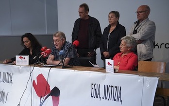 Responsables de Amapola del Camino explican sus propuestas para el Monumento a los Caídos. (Jagoba MANTEROLA/ARGAZKI PRESS)