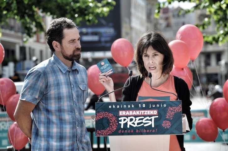 Angel Oiarbide y Karmele Olabarrieta han presentado la movilización nacional del 10 de junio en Bilbo. (ARGAZKI PRESS)