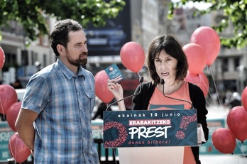 Angel Oiarbide y Karmele Olabarrieta han presentado la movilización nacional del 10 de junio en Bilbo. (ARGAZKI PRESS)