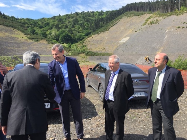 Markel Olano, José Ignacio Asensio y Carlos Abilio, de Urbaser, a su llegada a los terrenos de la incineradora. (Ramón SOLA)