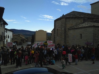 Antes del Pleno, los vecinos se han concentrado ante el Ayuntamiento. (Carlos ASIN)