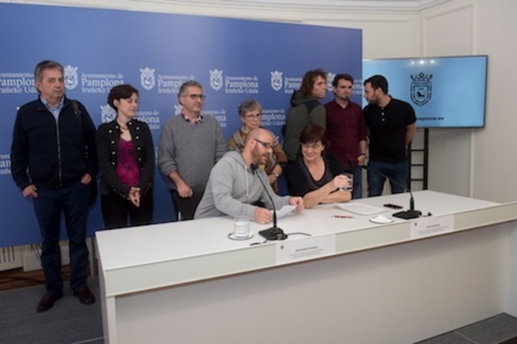 Imagen de la rueda de prensa de Aranzadi e I-E, junto a otras fuerzas y colectivos, la pasada semana. (Iñigo URIZ/ARGAZKI PRESS)