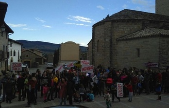 Protesta de los vecinos de la Cendea de Zizur contra la decisión de UPN. (Carlos ASIN)