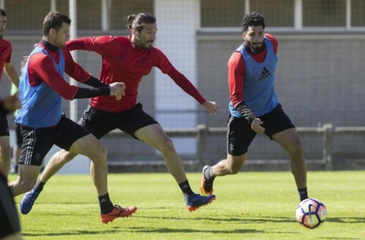 Un momento del entrenamiento de la plantilla rojilla en Tajonar. (OSASUNA)