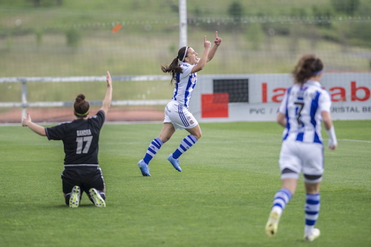 Aintzane Encinas celebra uno de sus goles con la Real. (Gorka RUBIO / ARGAZKI PRESS)