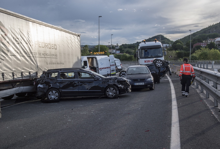 Algunos de los vehículos implicados en el accidente. (Gorka RUBIO / ARGAZKI PRESS)
