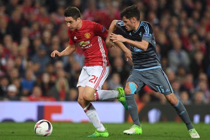 Ander Herrera conduce el balón ante la presión de Jozabed. (Paul ELLIS / AFP)