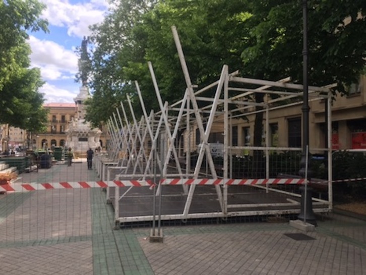 Estado del montaje de la Tómbola en el paseo de Sarasate.