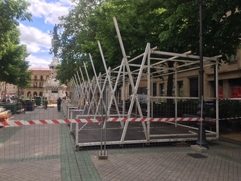 Estado del montaje de la Tómbola en el paseo de Sarasate.