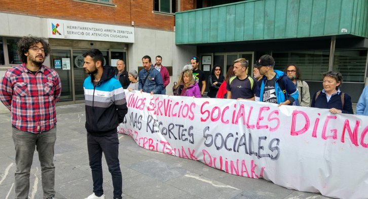 Concentración realizada ante el Ayuntamiento de Barakaldo para denunciar la situación de Ángel.