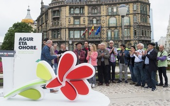 El homenaje de Kalera Kalera ha tenido lugar en la Plaza Moyua de Bilbo. (Luis JAUREGIALTZO/ARGAZKI PRESS)