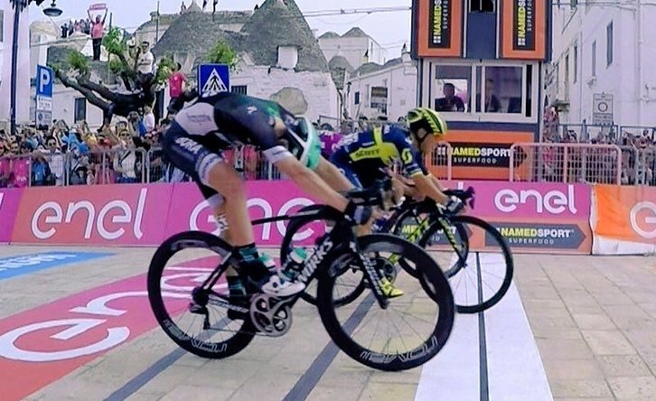 Ewan se ha impuesto a Gaviria y Bennett en un apretado sprint. (@OricaScott)