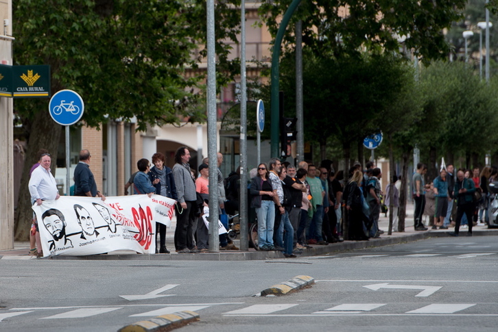 La cadena humana ha unido la Avenida de Marcelo Zelaieta con la Avenida de Atarrabia. (Iñigo URIZ/ARGAZKI PRESS)