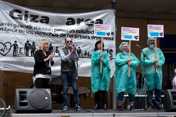 La cadena humana ha unido o a las 13.00 y los participantes en la misma han unido más de dos kilómetros en la Avenida de Marcelo Zelaieta con la Avenida de Atarrabia. (Iñigo URIZ/ARGAZKI PRESS)