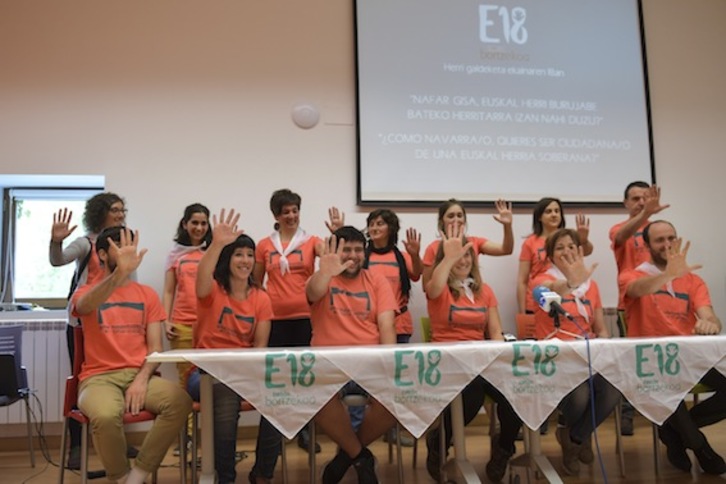 Ekainaren 18ko kontsultetarako galderararen aurkezpena egin dute Beran. (Idoia ZABALETA/ARGAZKI PRESS)
