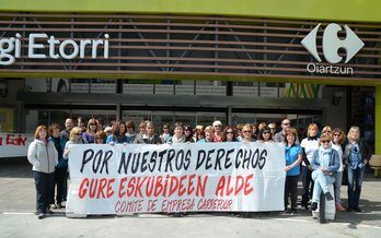 Los trabajadores y trabajadoras de Carrefour Oiartzun, en protesta. (@LABsindikatua)