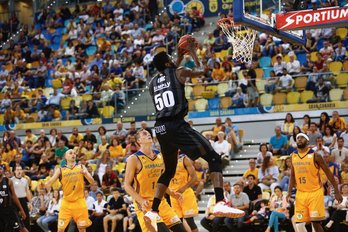 Los hombres de negro han vendido cara su derrota en Gran Canaria. (@CDBILBAOBASKET)