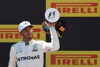 Lewis Hamilton, en el podio. (Lluis GENE/AFP)