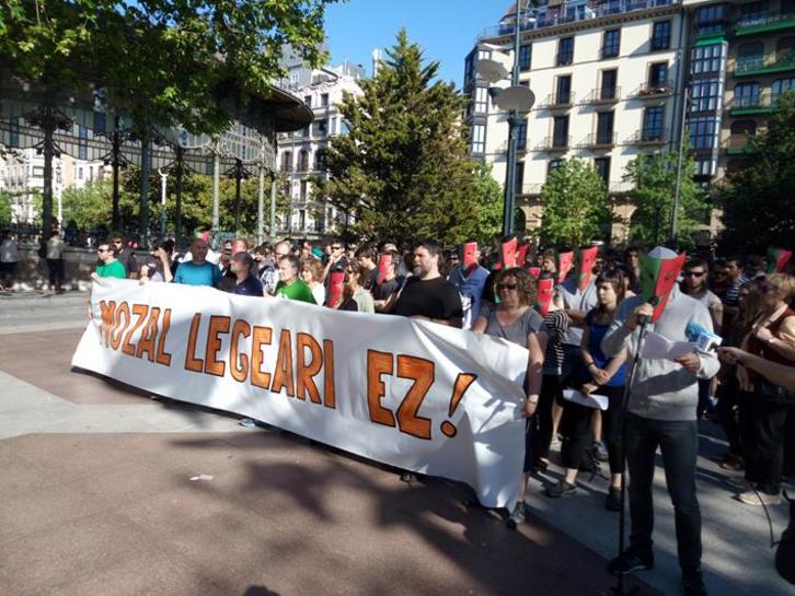 Miembros de Eleak-Libre han enviado su apoyo y solidaridad a la familia del joven herido. (NAIZ.EUS)