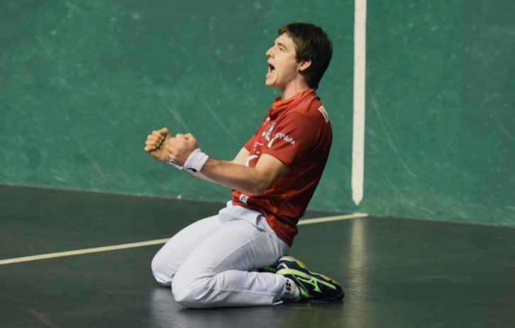 Irribarria, garaipena ospatzen. (Andoni CANELLADA/ARGAZKI PRESS)