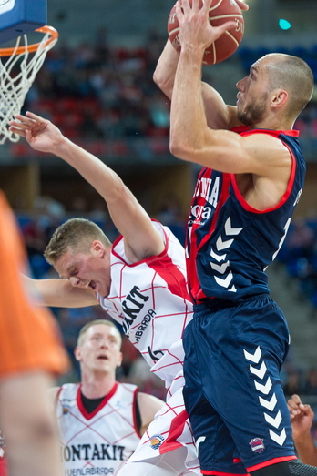 Tillie apunta a la canasta. (Juanan RUIZ/ARGAZKI PRESS)