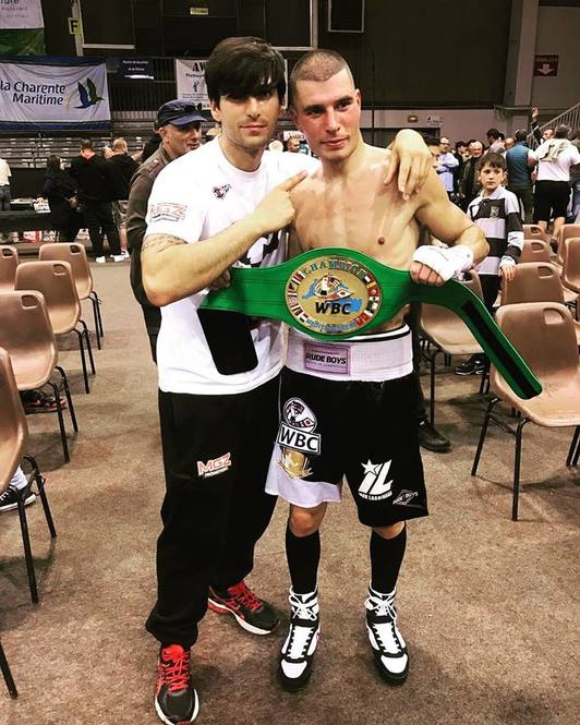 Ibon Larrinaga con su entrenador Txutxi Valle con el cinturón. (vía facebook MGZ Promotions)