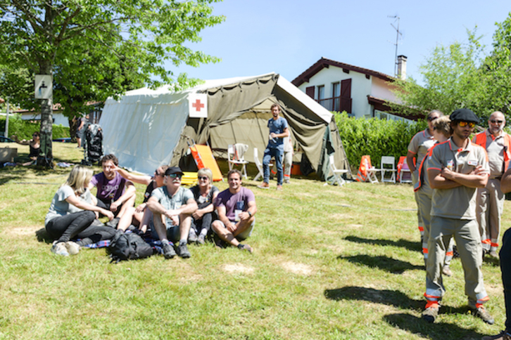 Sobre estas líneas, Herri Urrats. Debajo, el mismo lugar durante la jornada del desarme. (Isabelle MIQUELESTORENA)