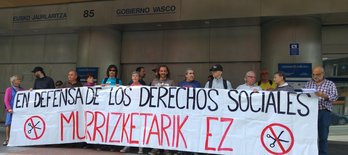 Concentración realizada por los colectivos sociales ante la sede de Lakua.