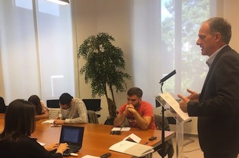 Adolfo Arazi, en su comparecencia tras la Mesa y Junta de Portavoces del Parlamento. (EH BILDU)