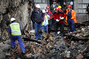  Labores de desescombro el dia siguiente al incendio en Bermeo. (Marisol RAMIREZ / ARGAZKI PRESS)