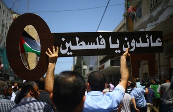 La llave, que se muestra en una marcha hoy en Gaza, es el símbolo de las casas perdidas en 1948. (Mohammed ABED/AFP PHOTO)