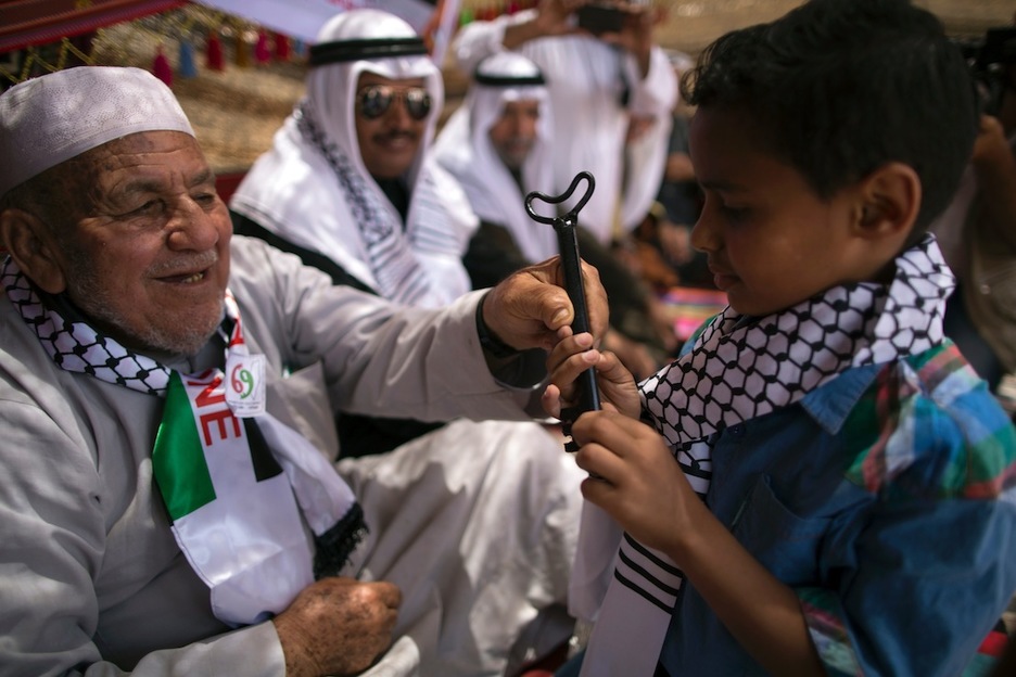 Un anciano muestra, en Beit Hanun (Gaza), a un niño la llave de la casa de la que fueron expulsados en 1948. (Mahmud HAMS/AFP PHOTO)