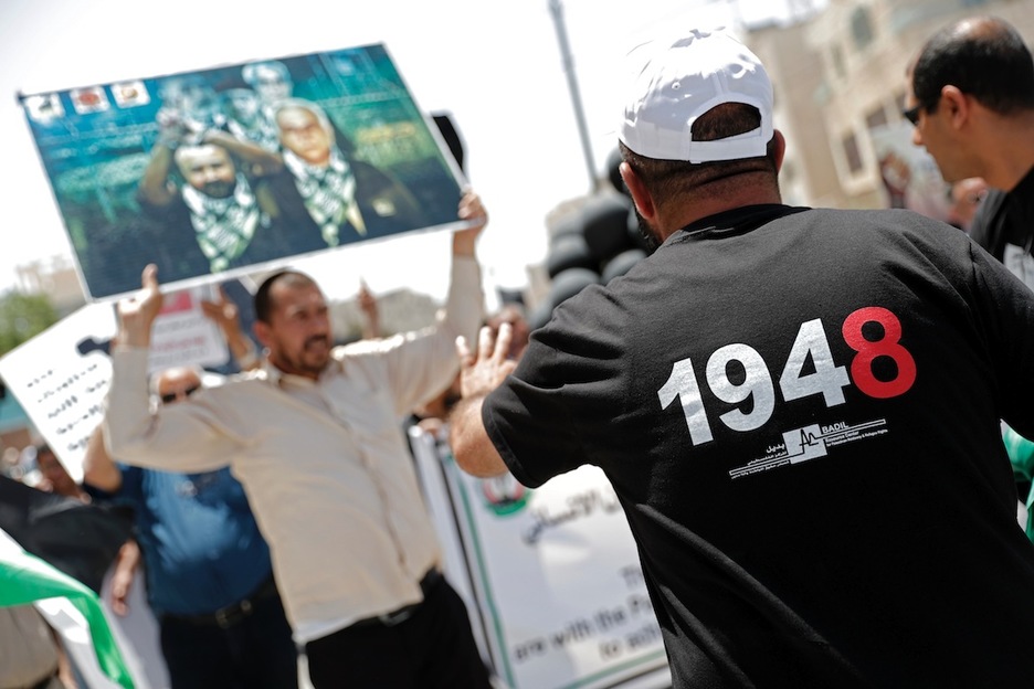 Camisetas con la fecha de 1948 en Belén. (Thomas COEX/AFP PHOTO)