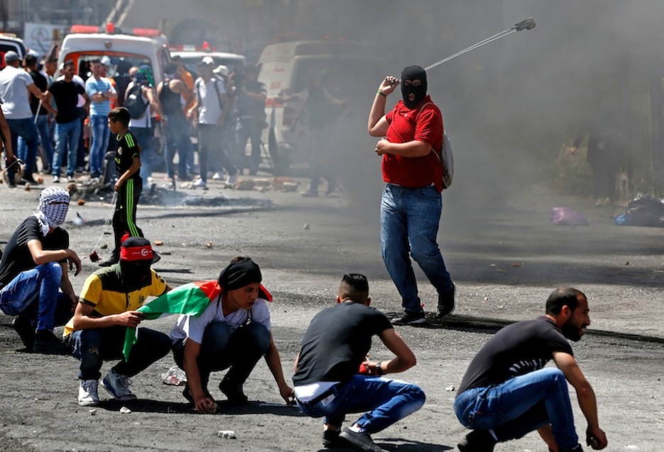 Un palestino emplea una honda para hacer frente al Ejército israelí, cerca de Ramallah. (Abbas MOMANI/AFP PHOTO)