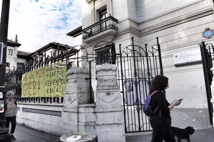 Una pancarta con el llamamiento a la huelga, esta mañana en el colegio público Maestro García Rivero de Bilbo. (ARGAZKI PRESS)