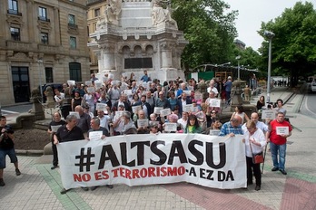 Los padres y madres de los jóvenes de Altsasun han estado arropados por personas del ámbito jurídico. (Iñigo URIZ/ARGAZKI PRESS)