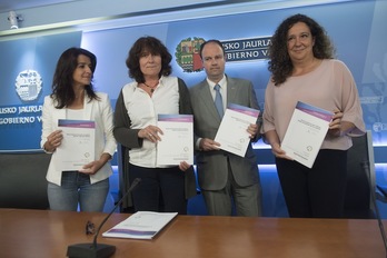 Aintzane Ezenarro, Bertha Gaztelumendi, Jon Mirena Landa y Monika Hernando han presentado el informe sobre ‘Pertur’. (Jon URBE/ARGAZKI PRESS)