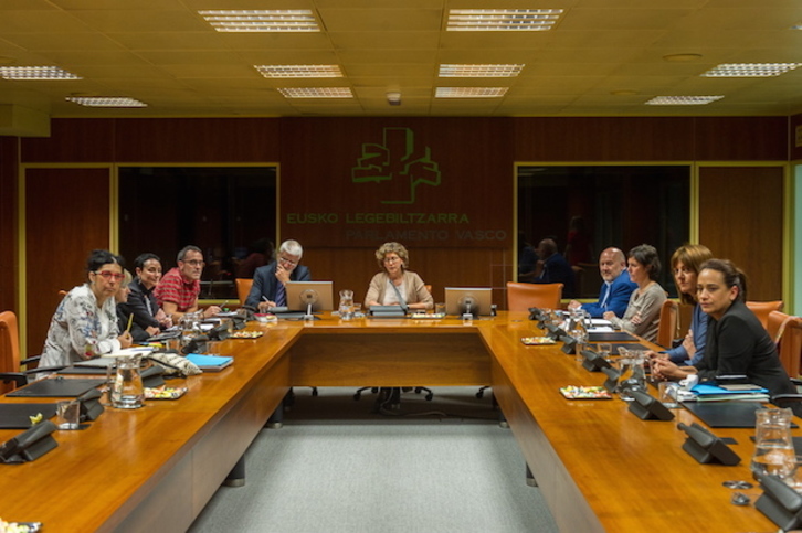 Sesión inicial de la Ponencia de Memoria y Convivencia. (Juanan RUIZ / ARGAZKI PRESS)