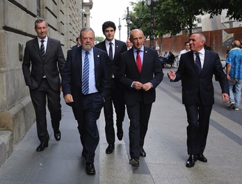 Los representantes de Lakua y las diputaciones se dirigen al encuentro de Montoro. (@markelolano)