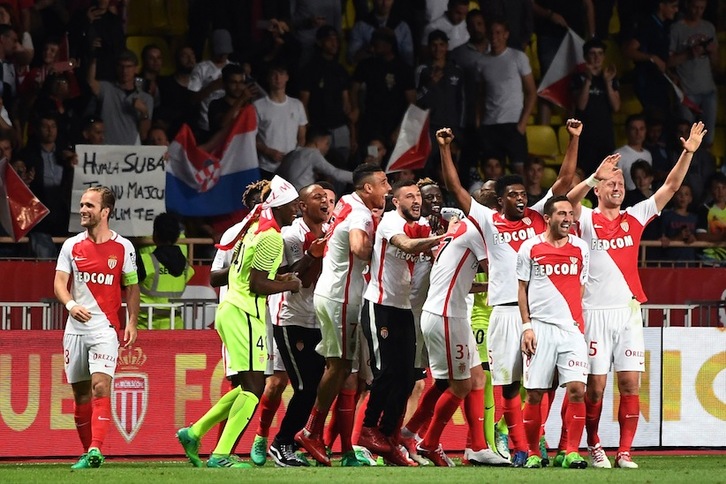 Los jugadores monegascos celebran la victoria en el estadio Luis II. (Boris HORVAT/AFP PHOTO)