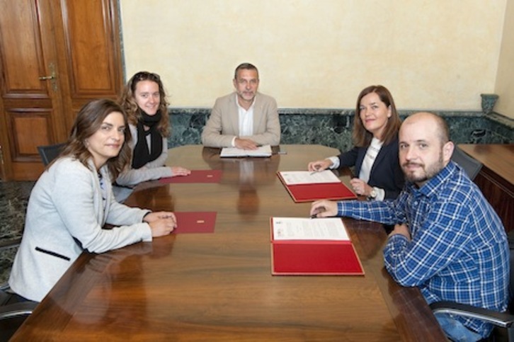 El vicepresidente Laparra con integrantes de la Red. (GOBIERNO DE NAFARROA)