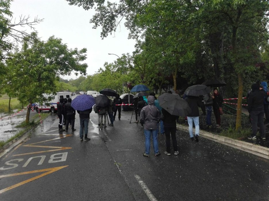 La Policía autonómica impide el acceso a los medios de comunicación. (TOPATU)