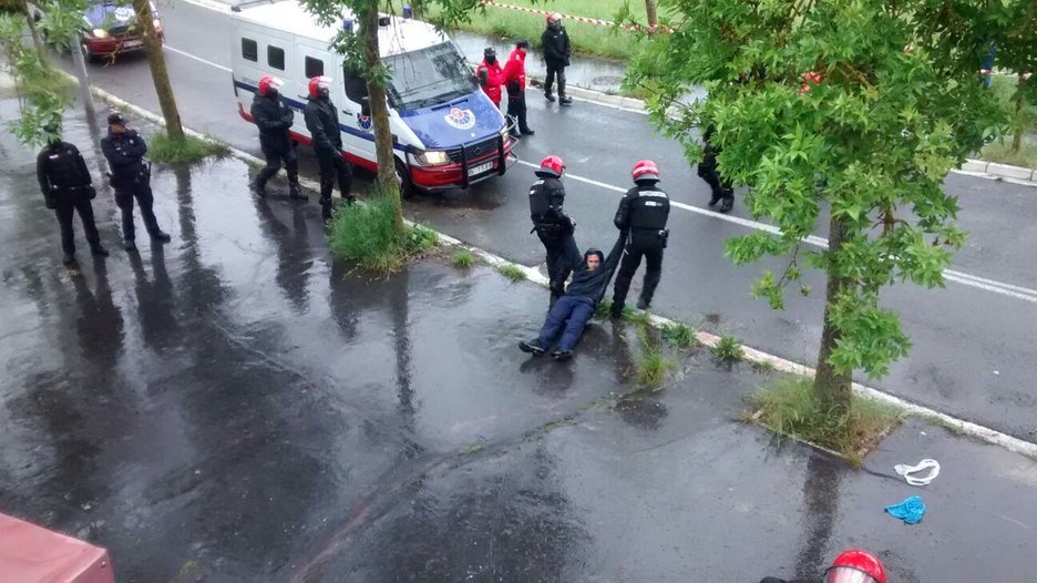 Dos ertzainas arrastran a una persona. (ERREKALEOR BIZIRIK)